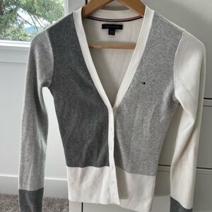 Tommy Hilfiger Women's Gray and White Sweater